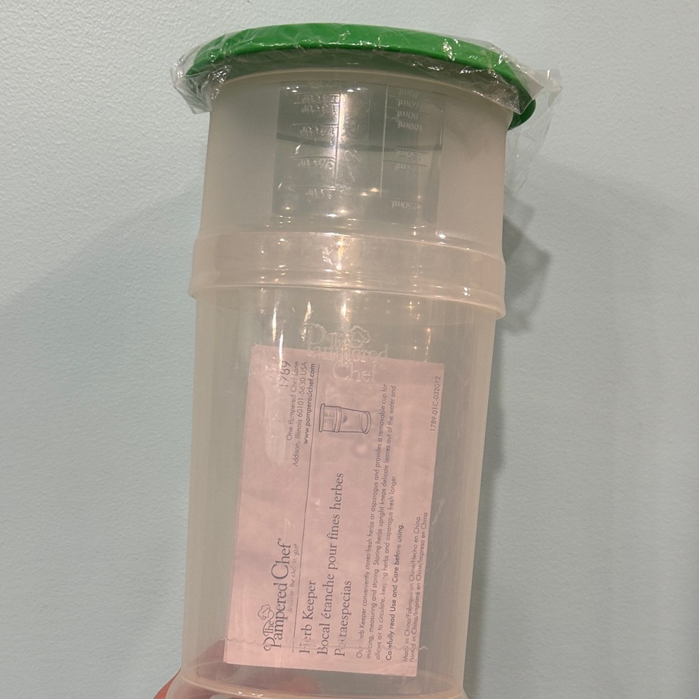 Pampered Chef Herb Storage Container with Green Lid